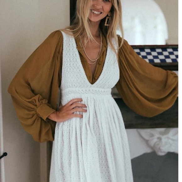 NWT CHASING UNICORNS White Eyelet Back Bow Ruffle V Neck Midi Dress Size Small - Picture 6 of 10